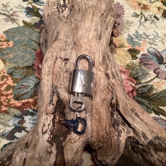 New Louis Vuitton SILVER Lock with Two Keys - Picture 1 of 3